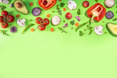 Çeşitli taze sebzeler. Çiğ organik sebzeler, salata malzemeleri açık yeşil arka planda parlak düz çizgi. Sağlıklı beslenme, vejetaryen vejetaryen yemek pişirme arka plan fotokopi alanı
