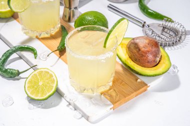 Klasik ferahlatıcı alkollü tatlı ve ekşi kokteyl, ayyaş Avocado ve limonlu margarita, tuzlu içecek, Cinco de Mayo veya Meksika partisi için parti tarifi.