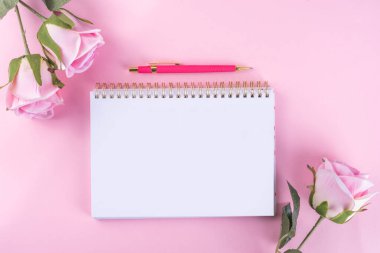 Romantik tatil yatağı. 8 Mart Kadınlar Günü, Sevgililer Günü hazırlama kartı. Nazikçe pembe pastel gül çiçekleri pembe arka plan manzaralı fotokopi alanı