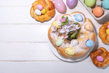 Paskalya çelengi ekmeği, geleneksel Paskalya bayramı pişirme, renkli Paskalya yumurtalı tatlı çörekler, brunch bayramı dekore edilmiş masa fotokopisi alanı.