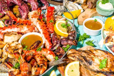 Çeşitli barbekü çeşitleri Akdeniz ızgara gıdaları - balık, ahtapot, karides, yengeç, deniz ürünleri, midye, yaz diyeti bbq parti festivali, kebap, soslar, açık mavi sunne ahşap arka plan