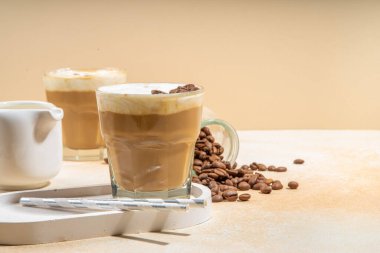 Sütlü soğuk sütlü kahve, kremalı. Köpüklü frappe, latte, cappuccino, krema arkaplanda, mesaj için yer. Yaz soğuk kahve kokteyli