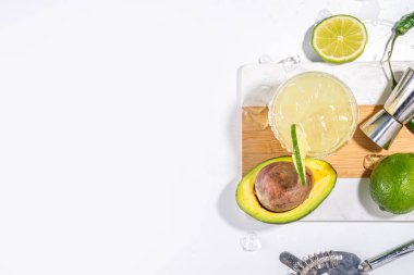 Klasik ferahlatıcı alkollü tatlı ve ekşi kokteyl, ayyaş Avocado ve limonlu margarita, tuzlu içecek, Cinco de Mayo veya Meksika partisi için parti tarifi.
