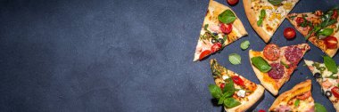 Farklı çeşnili pizza parçaları farklı geleneksel dolgulu - deniz ürünleri somonu, tavuklu Hawaii yemeği, vejetaryen sebze margaritası, et carbonara, koyu gri arka planda salam.