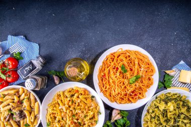Beyaz fayanslı arka planda farklı soslu makarna seti. Spagetti, farfalle, makarna, deniz ürünleri, ıspanak, karbonara, domates soslu fusilli makarna. İtalyan yemeği, Akdeniz yemeği konsepti