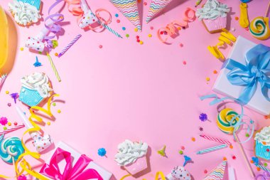 Mutlu yıllar tebrik kartı geçmişi. Renkli tatil aletleri olan düz yatak - doğum günü partisi şapkaları, şişirme makineleri, hediye kutuları, balonlar, buharlı mumlar, pembe arka plan fotokopi alanı