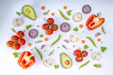 Çeşitli taze sebzeler. Çiğ organik sebzeler, salata malzemeleri beyaz arka planda parlak yassı. Sağlıklı beslenme, vejetaryen vejetaryen yemek pişirme arka plan fotokopi alanı