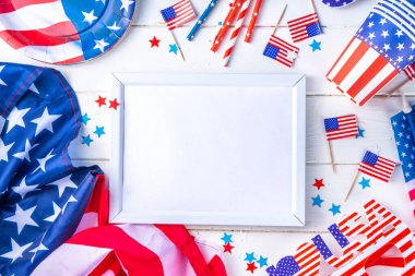 Mutlu İşçi Bayramı, Başkanlık Günü, Bağımsızlık Günü, Anma Günü, Kolomb Günü geçmişi. Beyaz ahşap arka plan, Amerikan bayrağı renkli kağıt yelpaze ve dekorasyonlar, parti aksesuarları.