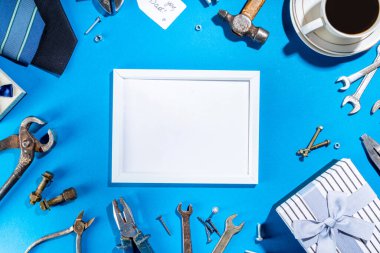 Babalar Günü tebrik kartı geçmişi. Babalar günü konsepti hediye kutusu, aletler ve kravatlar, kahve fincanı, hediye etiketi, baban seni seviyor, parlak mavi arka plan fotokopi alanı üzerinde