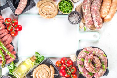 Izgara için baharat, sos ve sebze ile birlikte pişirme masasında farklı çiğ sığır eti, domuz ve tavuk eti sosu. Bbq parti konsepti, beyaz arkaplan üst görünüm kopyalama alanı