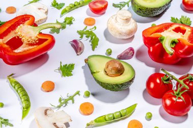 Çeşitli taze sebzeler. Çiğ organik sebzeler, salata malzemeleri beyaz arka planda parlak yassı. Sağlıklı beslenme, vejetaryen vejetaryen yemek pişirme arka plan fotokopi alanı