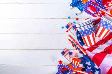 Mutlu İşçi Bayramı, Başkanlık Günü, Bağımsızlık Günü, Anma Günü, Kolomb Günü geçmişi. Beyaz ahşap arka plan, Amerikan bayrağı renkli kağıt yelpaze ve dekorasyonlar, parti aksesuarları.