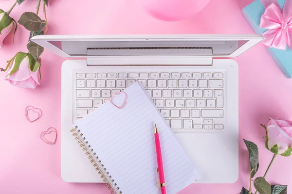 낭만적 발렌타인데이에는 노트북 분홍색 메모지 귀여운 — 스톡 사진