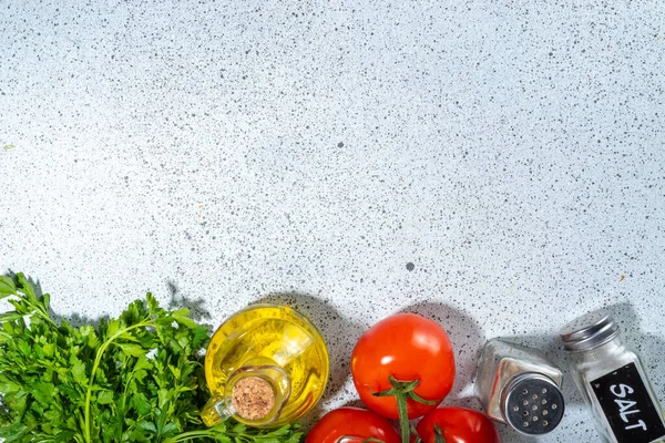 黑胡椒 橄榄油和西红柿 烹调的配料 白色石板上的水泥台面上有观景复制空间 — 图库照片