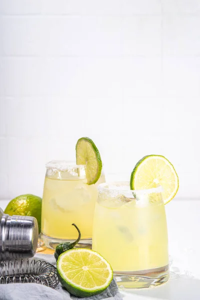 Boozy Klasická Tequila Margarita Osvěžující Alkoholický Sladkokyselý Koktejl Limetkou Tequilou — Stock fotografie
