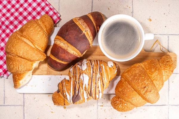 Croissants Recién Horneados Con Taza Café Espresso Sobre Fondo Baldosas — Foto de Stock