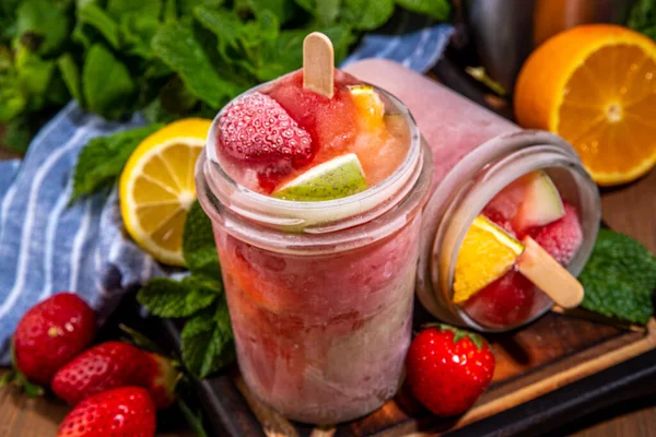 Bevroren Mocktail Ijslolly Met Fruit Bessen Iced Zomer Sangria Met — Stockfoto