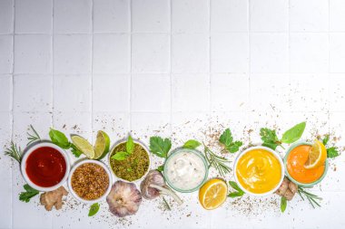 Farklı klasik soslar ve soslara batırılmış soslar. Mayonez, ketçap, tartar, hardal, pesto, ekşi krema, baharatlı barbekü sosu, otlar, limon.