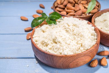 Alternatif keto diyet glüten tahılsız un. Paleo ve ketojenik diyet pişirme konsepti. Fındıklı badem unu.