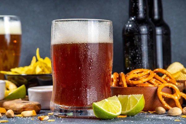 Bier Mit Verschiedenen Gesalzenen Snacks Set Schwarzer Tischhintergrund Mit Traditionellen — Stockfoto