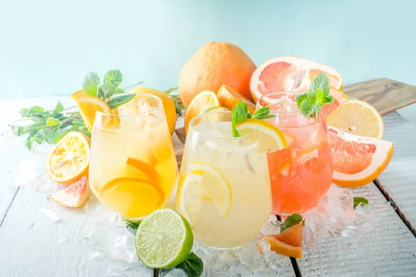 Θερινά Κρύα Ροφήματα Φρουτολεμονάδα Sangria Cocktail Αφεψήματα Διάφορα Εσπεριδοειδή Πορτοκάλι — Φωτογραφία Αρχείου