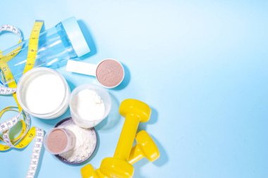 Protein barı seti, salla kokteyl ve toz. Sağlıklı spor ve zindelik enerjisi protein abur cuburları, spor beslenmesi