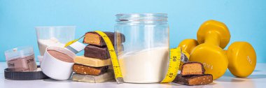 Protein barı seti, salla kokteyl ve toz. Sağlıklı spor ve zindelik enerjisi protein abur cuburları, spor beslenmesi