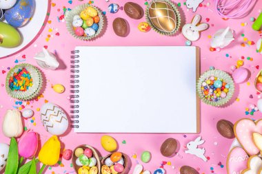 Yüksek renkli Paskalya pastası arka planı, Paskalya indirimi, parti davetiyesi düz yatış, renkli Paskalya yumurtaları, çikolata yumurtaları ve parlak pembe arka plan manzaralı şeker parçacıklı tavşan fotokopi alanı