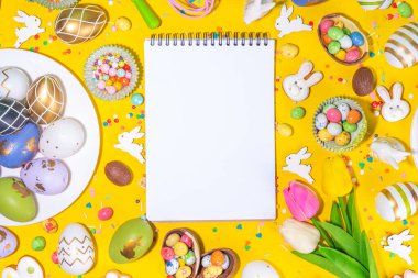 Yüksek renkli Paskalya pastası arka planı, Paskalya indirimi, parti davetiyesi deri yüzme, renkli Paskalya yumurtaları, çikolata yumurtaları ve parlak sarı arka plan manzaralı şeker parçacıklı tavşan fotokopi alanı