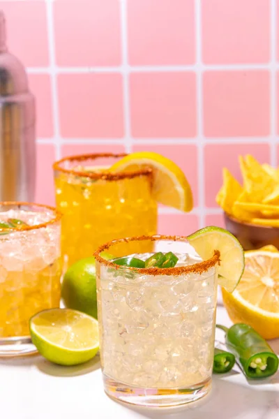 Conjunto Coquetéis Mexicanos Tequila Margarita Com Pimenta Jalapeno Limão Borda — Fotografia de Stock