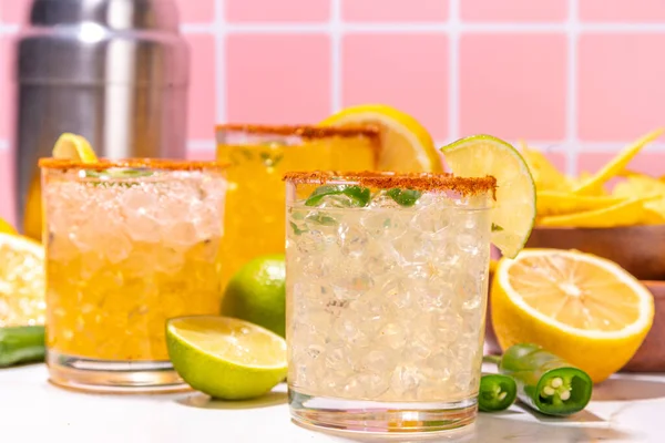 Conjunto Coquetéis Mexicanos Tequila Margarita Com Pimenta Jalapeno Limão Borda — Fotografia de Stock