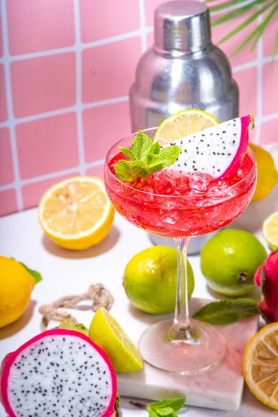 Süßer Farbenfroher Tropischer Cocktail Mit Pitaya Oder Drachenfrucht Limette Und — Stockfoto