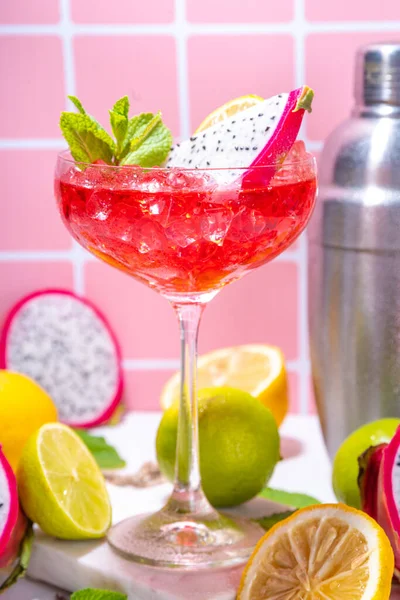 Cóctel Tropical Colores Dulces Con Pitaya Fruta Dragón Lima Menta — Foto de Stock