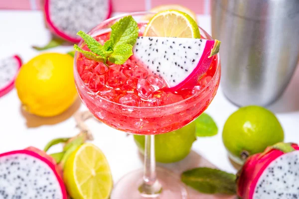 Söt Färgglad Tropisk Cocktail Med Pitaya Eller Drakfrukt Lime Och — Stockfoto