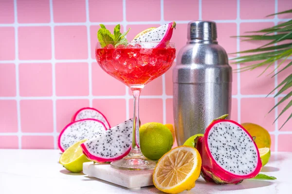Zoete Kleurrijke Tropische Cocktail Met Pitaya Drakenfruit Limoen Munt Martini — Stockfoto