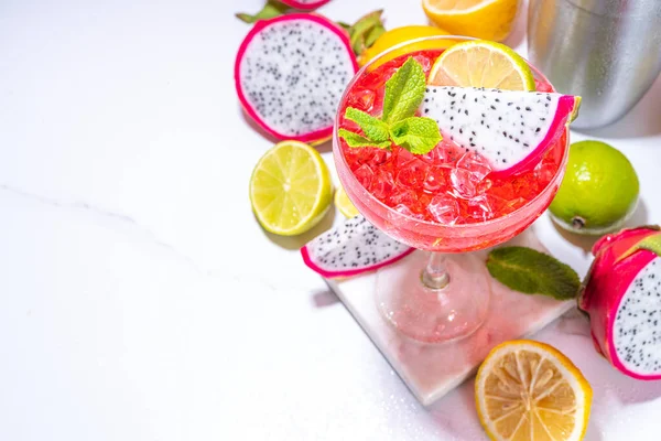 Dolce Cocktail Tropicale Colorato Con Pitaya Frutta Del Drago Lime — Foto Stock