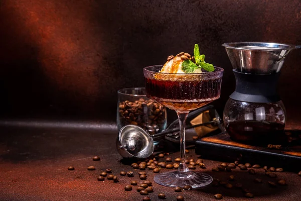 Caffè Irlandese Affogato Cocktail Espresso Martini Con Palla Gelato Guarnizione — Foto Stock