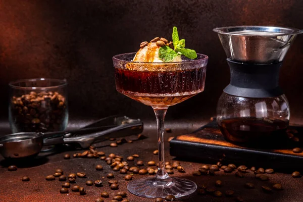 Irish Coffee Affogato Espresso Martini Koktél Fagylaltgolyóval Karamell Öntettel Sötétbarna — Stock Fotó