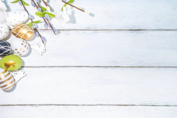 Frühling Osterurlaub Grußkarte Hintergrund Weidenfrühling Blumenzweige Bunte Grüne Goldene Ostereier — Stockfoto
