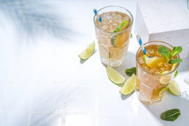 Küba Libre, Long Island Buzlu Çay Kokteyli. Sert alkollü içecek, kola, limon ve buzlu. İki bardak, soğuk uzun içimli moktail.