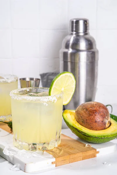 Klassisch Erfrischende Alkoholische Süß Saure Cocktails Alkoholische Avocado Und Limette — Stockfoto