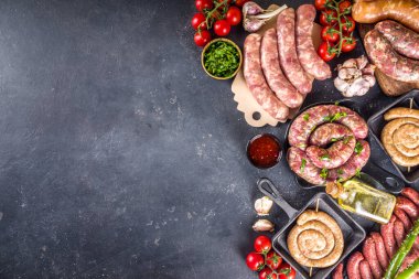 Izgara için baharat, sos ve sebze ile birlikte pişirme masasında farklı çiğ sığır eti, domuz ve tavuk eti sosu. Bbq parti konsepti, siyah arkaplan üst görünüm kopyalama alanı