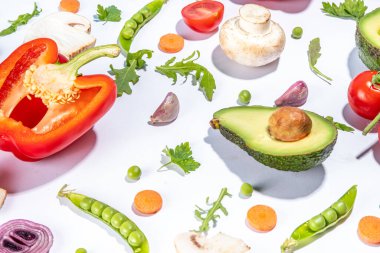 Çeşitli taze sebzeler. Çiğ organik sebzeler, salata malzemeleri beyaz arka planda parlak yassı. Sağlıklı beslenme, vejetaryen vejetaryen yemek pişirme arka plan fotokopi alanı