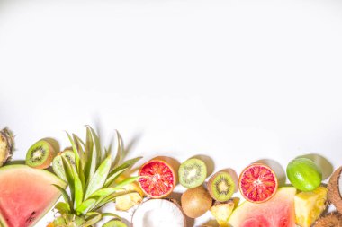 Yaz vitamini besin konsepti, çeşitli meyve ve böğürtlen arkaplanı - karpuz ananas kivi, hindistan cevizi turuncu limon yaratıcı düz beyaz zemin üzerinde yatıyordu fotokopi alanı 