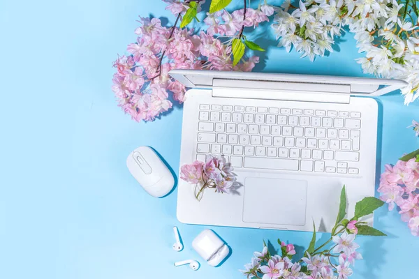 Spring Office Workplace Blogging Flat Lay Background White Laptop Headphones — 스톡 사진