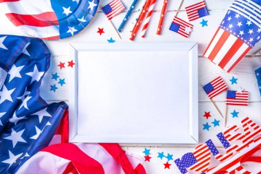 Mutlu İşçi Bayramı, Başkanlık Günü, Bağımsızlık Günü, Anma Günü, Kolomb Günü geçmişi. Beyaz ahşap arka plan, Amerikan bayrağı renkli kağıt yelpaze ve dekorasyonlar, parti aksesuarları.