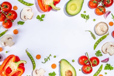 Çeşitli taze sebzeler. Çiğ organik sebzeler, salata malzemeleri beyaz arka planda parlak yassı. Sağlıklı beslenme, vejetaryen vejetaryen yemek pişirme arka plan fotokopi alanı