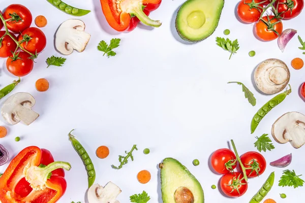 様々な新鮮な野菜のパターン 生の有機野菜 サラダ成分が白い背景に鮮やかなフラットレイ 健康的な食事一般的な食事療法 ビーガンベジタリアン料理背景コピースペース — ストック写真