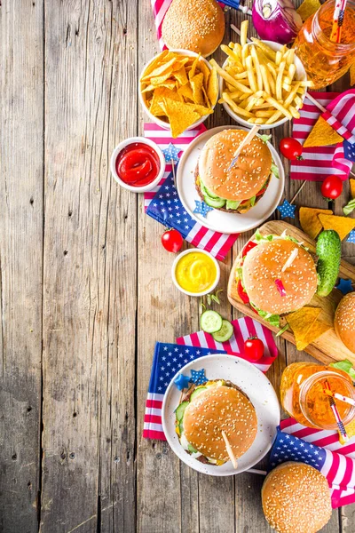 独立記念日 7月4日 伝統的なアメリカの記念の日ハンバーガーと愛国的なピクニック フライドポテトと軽食 夏のアメリカのピクニックとBbqの概念 古い木製の背景 — ストック写真