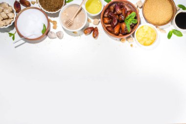 Şeker için çeşitli sağlıklı beslenme düzeni, doğal organik tatlandırıcı konsepti, şeker hastalığı, glisemik olmayan şeker hastalığı, tatlandırıcı. Çeşitli meyve şerbetleri, pekmez, tatlandırıcı, hurma, hindistan cevizi ve hurma şekeri, akçaağaç pekmezi.